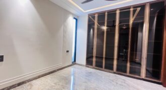 luxurious second floor available for rent in green park main
